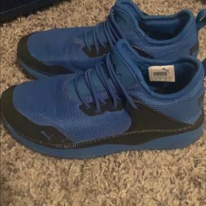 Boys puma tennis shoes